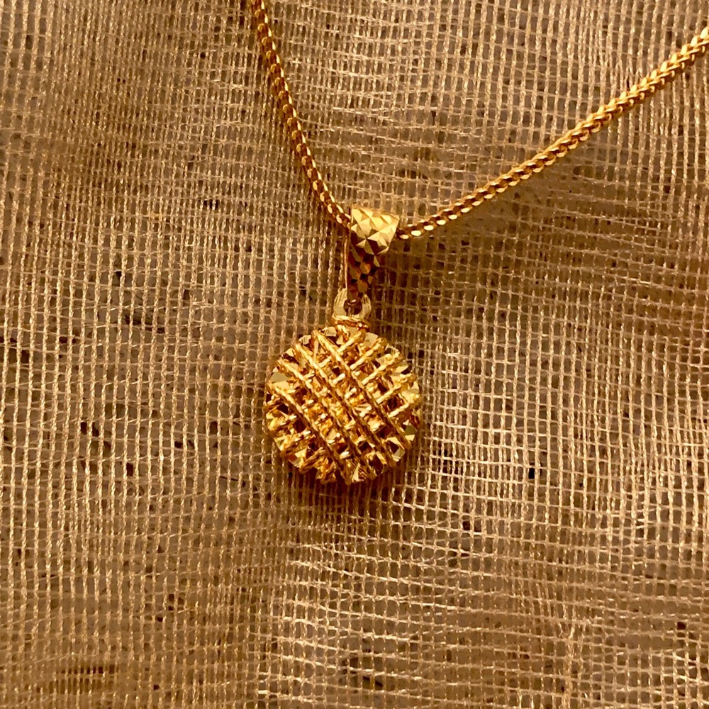 Elegant Gold Pendent